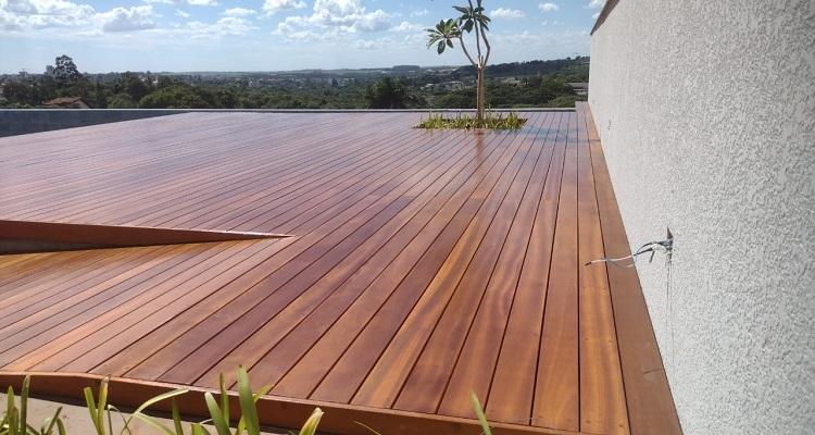 Aplicação do Deck de Tatajuba 10cm em cobertura externa