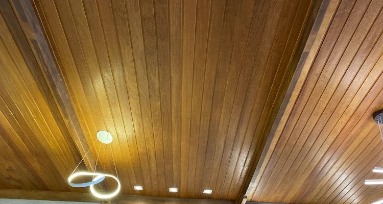 Forro de Angelim 10cm aplicado em ambiente interno