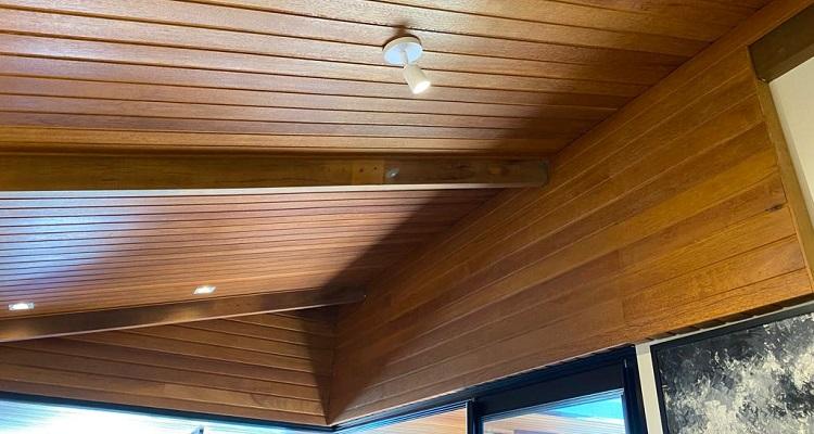 Ambiente com Forro de Angelim 10cm em madeira maciça