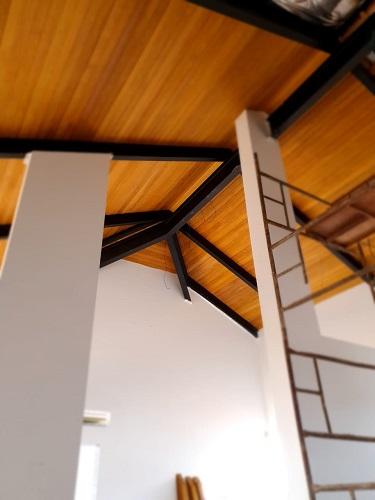 Aplicação vertical do Forro de Angelim 10cm em ambiente interno