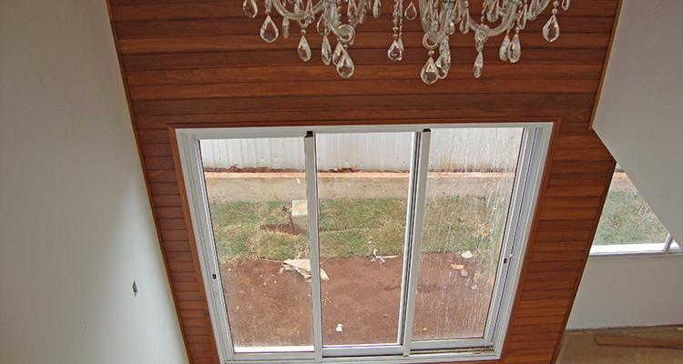 Aplicação do Forro de Cumarú 10cm em revestimento interno