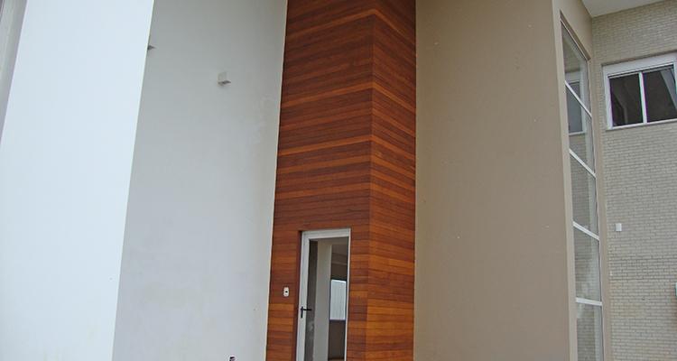 Forro de Cumarú 10cm em projeto interno com madeira natural