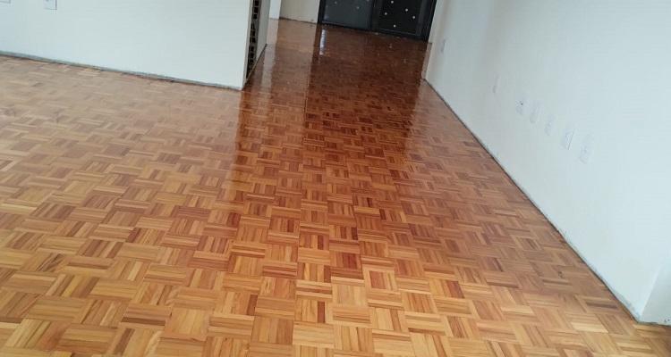 Detalhe do Parquet de Garapa com paginação em madeira maciça