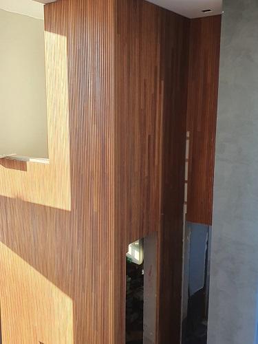 Aplicação do Ripado de Cumarú 2,5cm em painel interno