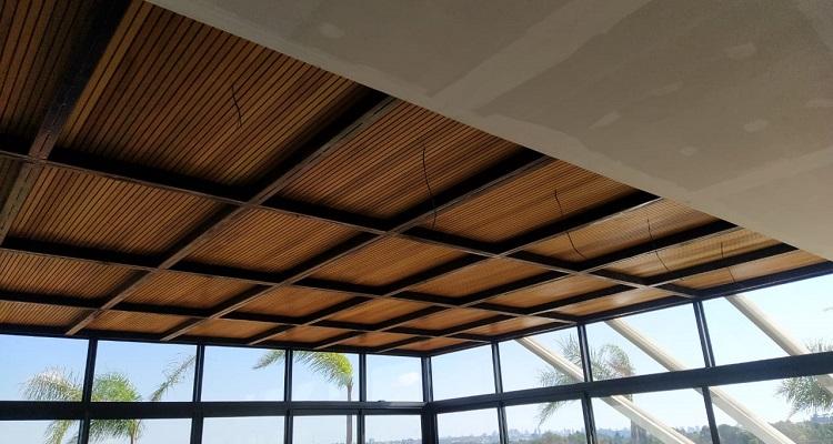 Detalhe do Ripado de Tatajuba 4cm em madeira maciça