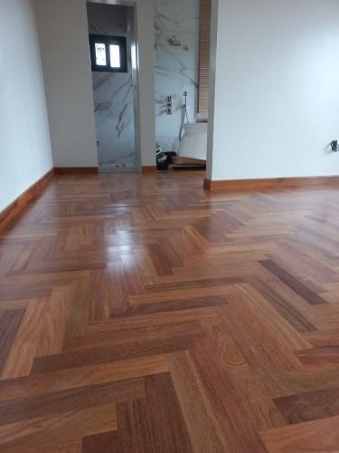 Detalhe do Tacão de Cumarú 7cm x 42cm em madeira maciça