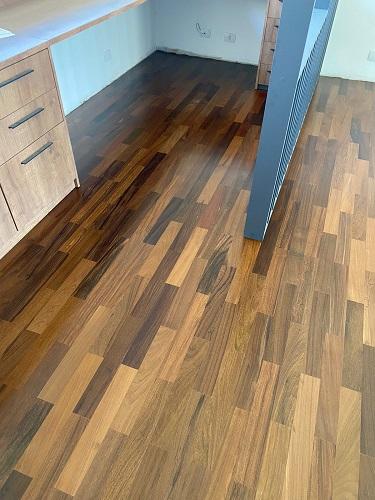 Tacão de Ipê 7cm x 42cm aplicado em ambiente interno