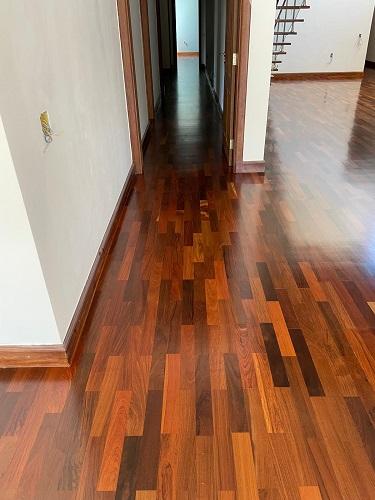 Tacão de Ipê 7cm x 42cm aplicado em ambiente interno com acabamento