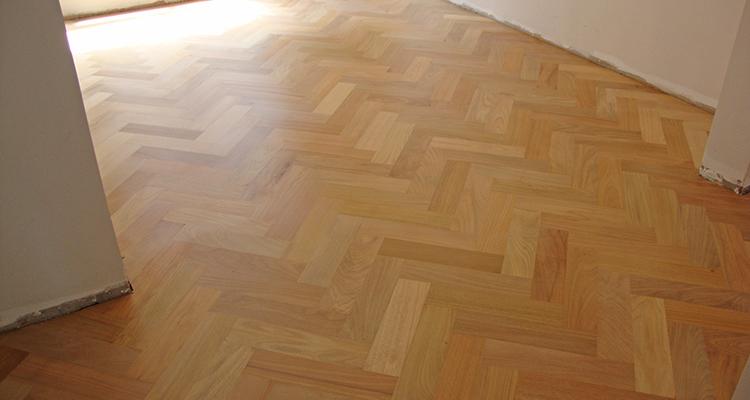 Tacão de Tauari 10cm x 40cm aplicado em ambiente interno