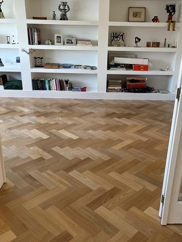 Tacão de Tauari 10cm x 40cm aplicado em ambiente interno com madeira maciça