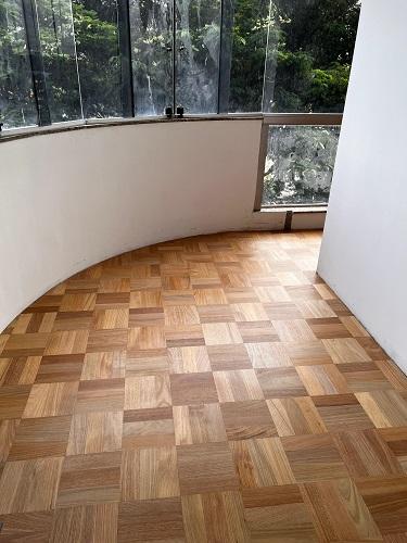 Ambiente com piso de Taco de Tauari em madeira maciça