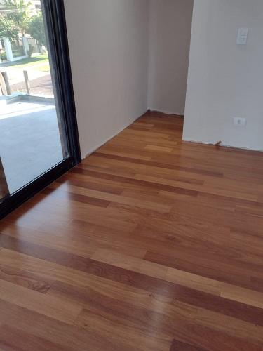 Ambiente com Assoalho de Cumarú Envernizado 10cm TG4