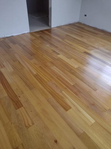 Ambiente com Assoalho de Tatajuba 10cm TG4