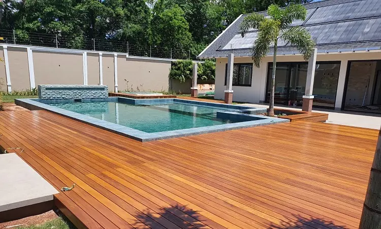 Ambiente externo com deck de madeira maciça