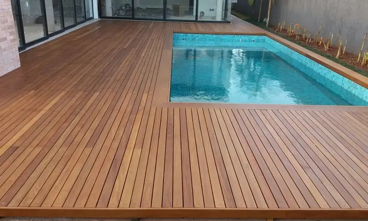 Área externa com deck de madeira maciça