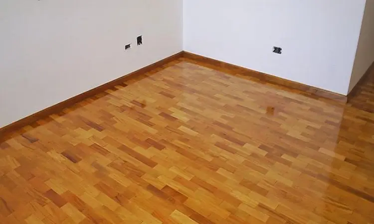 Ambiente interno com taco de madeira maciça