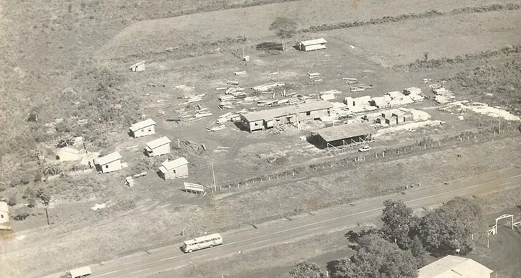 [Foto da empresa em 1977]